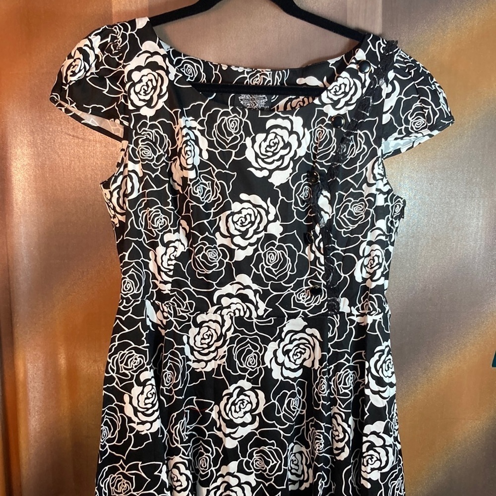 Black with white roses rockabilly dress. Fit and flare size 12. 40” chest. 123